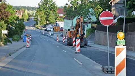 Aufatmen bei Anwohnern und Berufspendlern: Die einseitige Sperrung der B85 durch Heinersreuth ist nach drei Monaten Bauzeit aufgehoben. Ab heute kann der Verkehr wieder fließen.  Foto: Jürgen Valentin