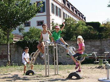 Die 2009 aufgestellte Edelstahl-Wippe auf dem Spielplatz am Weiher hat den vier Spielplatztestern (von links) David, Giulia, Johann und Elisabeth sehr gut gefallen. Foto: Ralf Ruppert