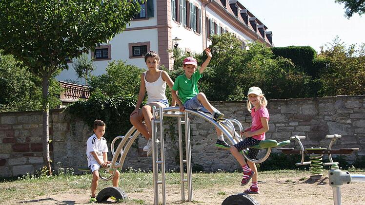 Die 2009 aufgestellte Edelstahl-Wippe auf dem Spielplatz am Weiher hat den vier Spielplatztestern (von links) David, Giulia, Johann und Elisabeth sehr gut gefallen. Foto: Ralf Ruppert