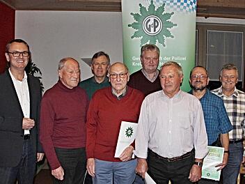 Für langjährige Mitgliedschaft wurden bei der GdP, Kreisgruppe Haßberge, durch Bezirksvorsitzenden Holger Zimmermann (links) und Kreisgruppenvorsitzenden Berthold Schineller (rechts) mehrere Mitglieder gehrt (weiter von links): Georg Conrad (50), Karl Essig (40) Stefan Ankenbrand (50), Helmut Will (40), Rudi Reinmund (50) und Franz Berthel (40). Foto: Helmut Will