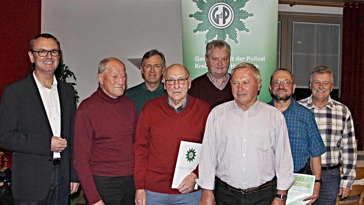 Für langjährige Mitgliedschaft wurden bei der GdP, Kreisgruppe Haßberge, durch Bezirksvorsitzenden Holger Zimmermann (links) und Kreisgruppenvorsitzenden Berthold Schineller (rechts) mehrere Mitglieder gehrt (weiter von links): Georg Conrad (50), Karl Essig (40) Stefan Ankenbrand (50), Helmut Will (40), Rudi Reinmund (50) und Franz Berthel (40). Foto: Helmut Will