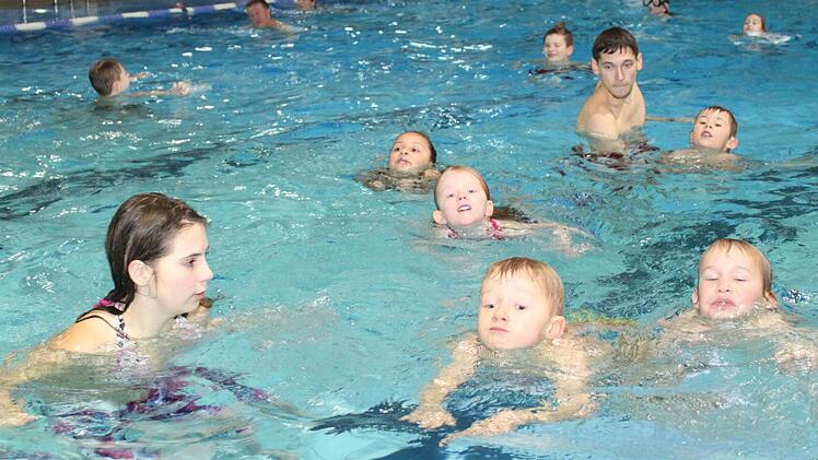 Die Mainleuser Wasserwacht führt regelmäßig Schwimmkurse im Hallenbad durch - hier für den Kindergarten Höferänger. Franziska Stumpf (links) und Christian Muhr (hinten) bringen den Kindern das Schwimmen bei. Fotos: Alexander Hartmann
