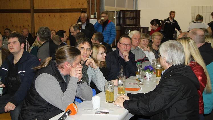 Freie Plätze gab es in der Mainleuser Sommerhalle nicht bei der Podiumsdiskussion der Bayerischen Rundschau mit den drei Bürgermeisterkandidaten. Foto: Stephan Tiroch
