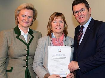 Die Pr&auml;sidentin des Bayerischen Hotel- und Gastst&auml;ttenverbandes Dehoga Bayern, Angela Inselkammer (links), und Wirtschafts- und Tourismusstaatssekret&auml;r Franz Josef Pschierer &uuml;bergaben Karin Bauer von der Tourist-Information Bad Br&uuml;ckenau das Zertifikat.  Foto: Irmi Gessner