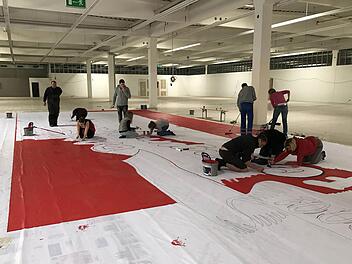 Unzählige Arbeitsstunden stecken in der Bayern-Fahne, die beim "Traumspiel" präsentiert werden soll(te). Foto: privat