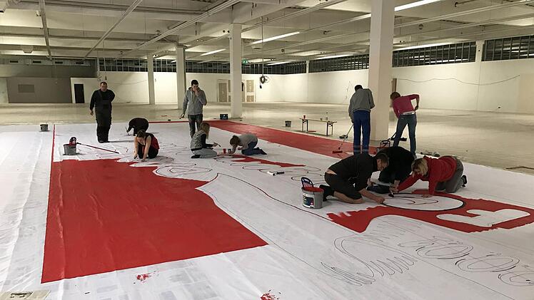 Unzählige Arbeitsstunden stecken in der Bayern-Fahne, die beim "Traumspiel" präsentiert werden soll(te). Foto: privat