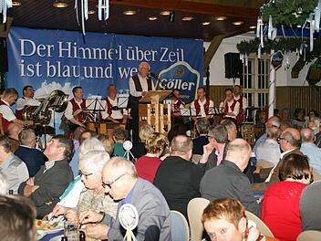 Einen unterhaltsamen Abend gestalteten Mundartautor Wilhelm Wolpert, das "Scharfe Blech" aus Sand und der Göller-Fastenbock bei der diesjährigen Fastenprdigt im Zeiler Göllersaal. Fotos: Sabine Weinbeer