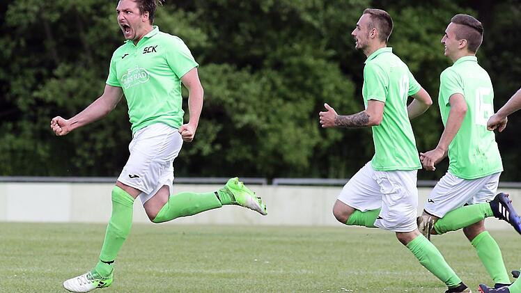 David Görtler (l.) jubelt nach seinem Treffer zum 1:0.