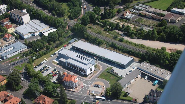 Aus der Luft sind die beiden neuen Betriebsgebäude und die renovierte Verwaltung der Stadtwerke im Vordergrund gut zu erkennen. Oben Netzmonteur Udo Kessler in der Schaltwarte. Foto: Ralf Ruppert