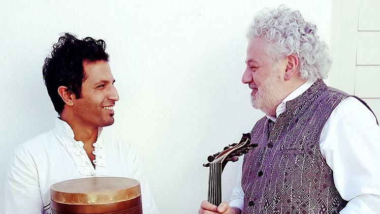 Marwan Abado (rechts) mit der Oud und Percussionist Amirkasra Zandian wollen das Publikum im Stadtschloss mit orientalischer Musik und Liedern verzaubern. Foto: pr