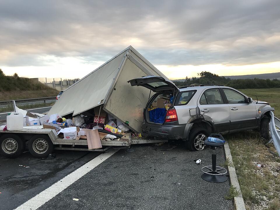 Anhänger umgekippt - Gummibärchen auf der A9 verteilt