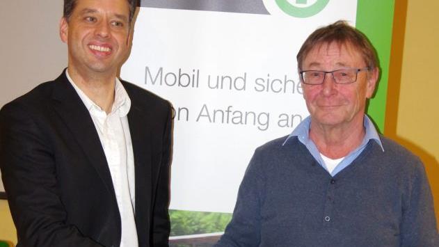 Florian Arand (links) und Werner Vierheilig, der sich viele Jahre für Schülerlotsen engagierte.  Foto: Klaus Werner
