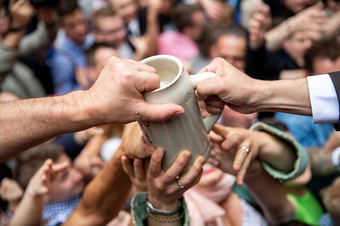 So sah der Bieranstich auf der Erlangener Bergkerwa 2019 aus!