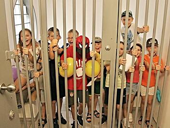 Eine Gruppe der Kinder landete hinter Gittern in der Arrestzelle der Eberner Polizei - zum Glück nur für kurze Zeit und zum Spaß.  Fotos: Helmut Will