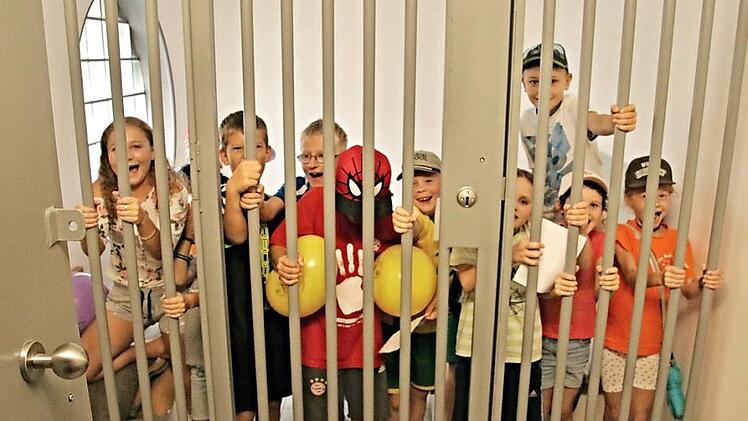 Eine Gruppe der Kinder landete hinter Gittern in der Arrestzelle der Eberner Polizei - zum Glück nur für kurze Zeit und zum Spaß.  Fotos: Helmut Will