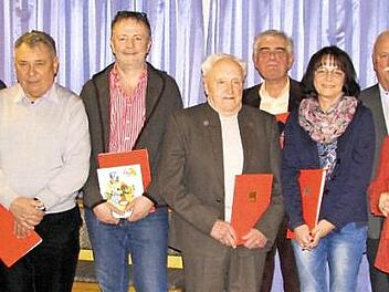 Ehrungen für Treue zum SPD-Ortsverein Untersiemau und Verleihung der Willy-Brandt-Medaille an Gerhard Lehrfeld (Fünfter von rechts).  Fotos: Norbert Karbach