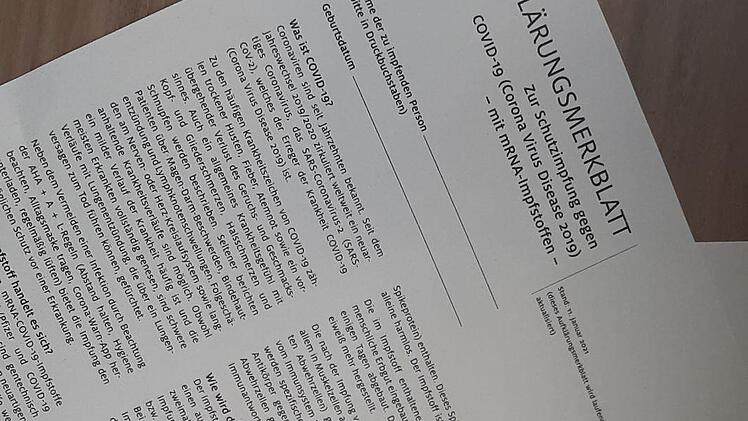 Für viele Menschen tragen die dicht bedruckten, schwer verständlichen Aufklärungsbögen zur Corona-Impfung nicht zu einer Entscheidungsfindung bei.