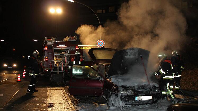 In wenigen Minuten hat die Kulmbacher Feuerwehr am Montagabend den Fahrzeugbrand am Krankenhausberg gelöscht.