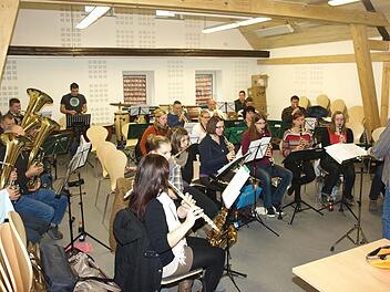 Zum ersten Mal hat die Trachtenkapelle den Probenraum im neuen Musikerheim im Hannbusch genutzt.  Foto: Stefan  Geiger