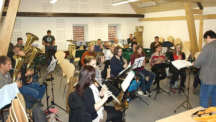 Zum ersten Mal hat die Trachtenkapelle den Probenraum im neuen Musikerheim im Hannbusch genutzt.  Foto: Stefan  Geiger