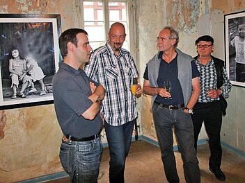 Der Bamberger Pressefotograf Matthias Hoch (Zweiter von links) zeigt im Rahmen des else!-Projektes in der Marienanstalt Bilder von seinen Asien-Reisen. Mit auf dem Bild: Oliver Schikora (links), Norbert Reiter und Georg Seifried (rechts).Foto: Dieter Britz
