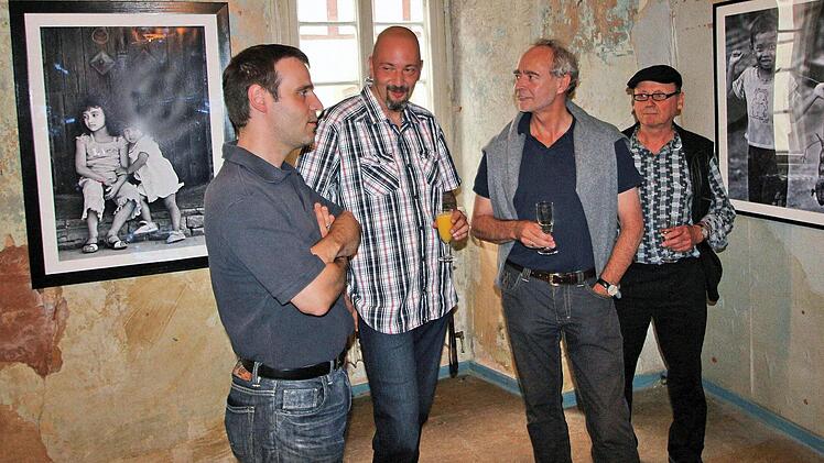 Der Bamberger Pressefotograf Matthias Hoch (Zweiter von links) zeigt im Rahmen des else!-Projektes in der Marienanstalt Bilder von seinen Asien-Reisen. Mit auf dem Bild: Oliver Schikora (links), Norbert Reiter und Georg Seifried (rechts).Foto: Dieter Britz