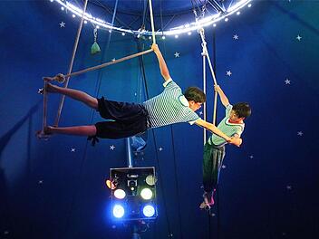 Fantasievolle Akrobatik am Trapez Fotos: Gerd Schaar
