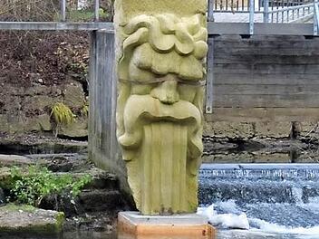Kunst im Fluss: die Skulptur von Stefan Esterbauer im Leitenbach  Fotos: Ronald Rinklef