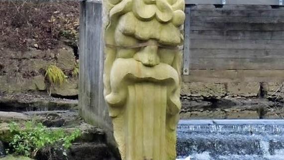 Kunst im Fluss: die Skulptur von Stefan Esterbauer im Leitenbach  Fotos: Ronald Rinklef