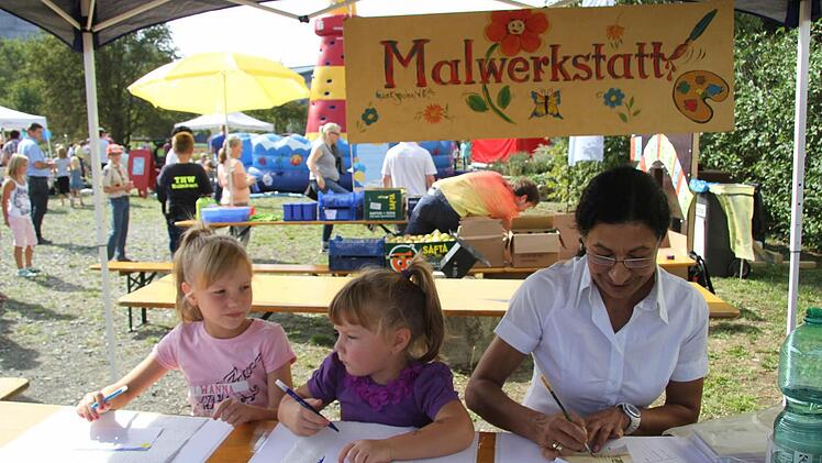 Jovanka Gack fertigte mit den Kindern in der Malwerkstatt Postkarten an. Foto: Sonja Adam