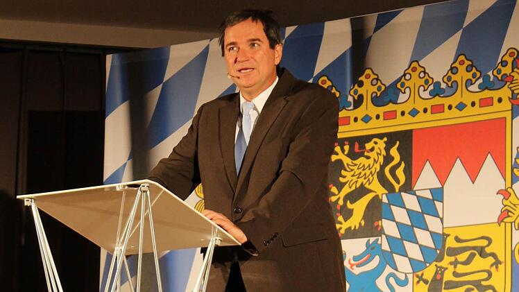Wolfgang Krebs imitiert Markus Söder und zeigt, wie man aus wenig Geld in wenig Zeit viel Geld machen kann - allerdings auch einen riesigen Berg an Schulden.