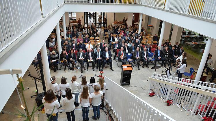 In der neu gestalteten Aula traf sich die Schulfamilie mit Gästen, um den runden Geburtstag zu feiern. Foto: Ronald Rinklef
