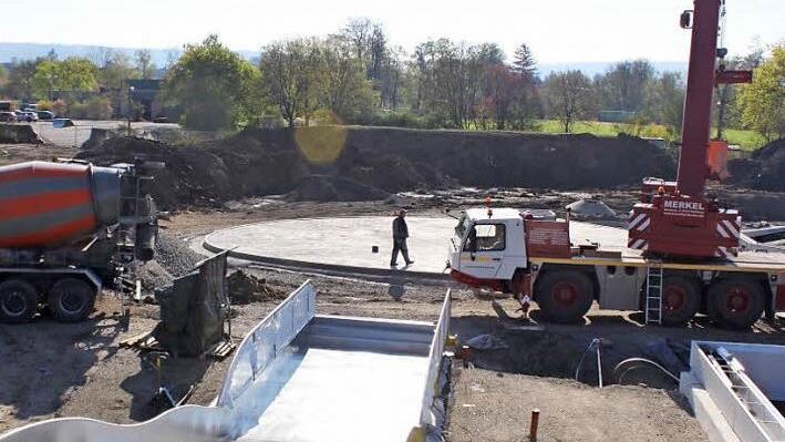 Die neue große Rutsche in Hofheimer Freibad steht bereits, die Bauarbeiten an den Kinderbecken sind noch in vollem Gang. Das neue Bad in der ehemaligen Kreisstadt nimmt Formen an. Fotos: Friederike Stark