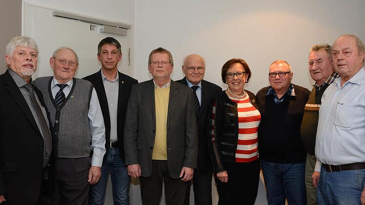 Foto der Geehrte (von links): Wolfgang Back (scheidender Vorsitzender), Georg Neugebauer, Frank Dittrich, Franz Buschbacher, Franz Urschel, Karin Renner (Bezirksrätin), Wolfgang Schultze, Alfons Götz, Hermann Wirsching  Foto: Björn Hein