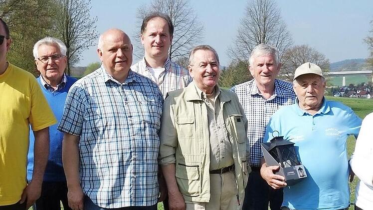 Die teilnehmerstärksten Gruppen erhielten Pokale. Das Foto zeigt Gewinner und Gratulanten.  Foto: Doris Weidner