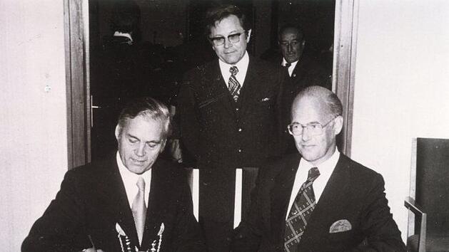 Karl Fell, der damalige Bürgermeister von Hammelburg, und Alfons Boone, sein Amtskollege aus Turnhout unterzeichnen am 7. September 1974 die Partnerschaftsurkunde.Archiv Josef Kirchner