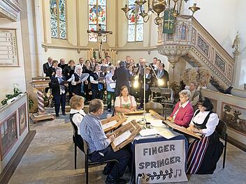 Die Akkordzither-Gruppe "Fingerspringer", Kirchenchor Küps und der Gesangverein "Concordia" Wildenberg  Foto: Dieter Wolf