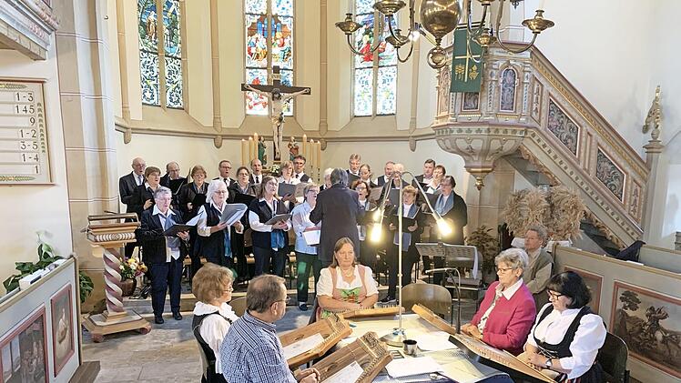 Die Akkordzither-Gruppe "Fingerspringer", Kirchenchor Küps und der Gesangverein "Concordia" Wildenberg  Foto: Dieter Wolf