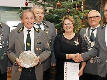 Ehrungen beim Schützenverein Itzgrund (von links): 1. Ritter Alfried Köster, Manfred Sievers, Schützenmeister Udo Stricker, Christina Kob, Schützenkönig Peter Wilhelm, Florian Müller  Foto: Michael Stelzner
