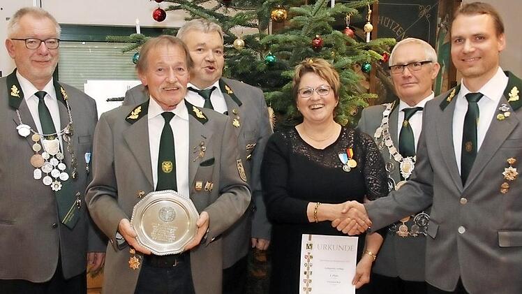 Ehrungen beim Schützenverein Itzgrund (von links): 1. Ritter Alfried Köster, Manfred Sievers, Schützenmeister Udo Stricker, Christina Kob, Schützenkönig Peter Wilhelm, Florian Müller  Foto: Michael Stelzner