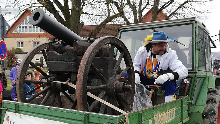 Turbulentes Faschingstreiben im Altort Ebenhausen. Foto: Sigismund von Dobschütz