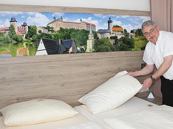 Hotelier Stephan Ertl schüttelt schon mal die Betten auf. Er wäre gerüstet für Wander-, Rad- und Städtetouristen. Foto: Sonny Adam