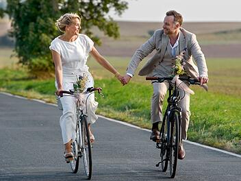 Die Hochzeit von Nora Kaminski (Tanja Wedhorn) und Max Jensen (Bernhard Piesk) steht in "Praxis mit Meerblick - Romeo & Julia" unmittelbar bevor. Ob am Ende wohl alles gut geht?