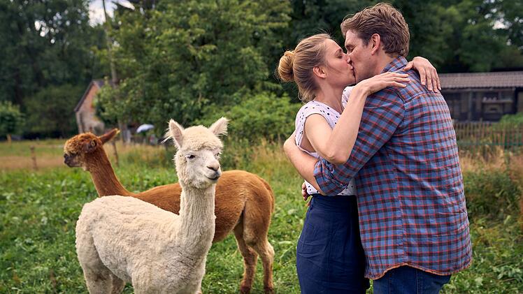 Die Liebe auf dem Land ist ganz besonders sch&ouml;n, zumindest im ARD-Degeto-Freitagsfilm mit Laura (Bettina Burchard), Paul (Max Bretschneider) und Alpakas.