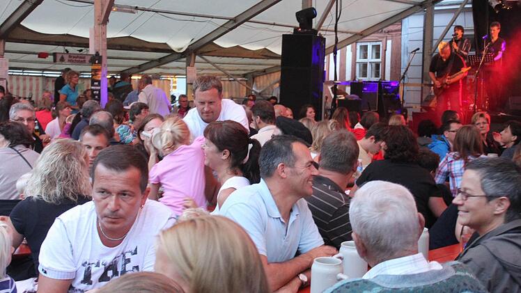 Volle Bänke am Marktplatz. Foto: Michael Schulbert