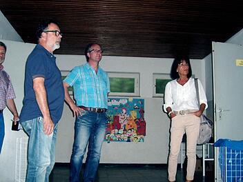 Benno Wahner, Rainer Krumpholz, Jürgen Broller und Sybille Schmidt schauten sich in der Bauausschuss-Sitzung an, wo die Mauer für den neuen Abstellraum in der Schule errichtet werden soll. Foto: Marina Zimmermann