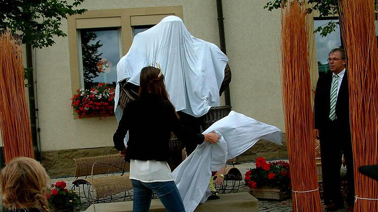 Der Weidenprinzessin Anna in wurde die Ehre zuteil, das neugeschaffene Sander "Raaser"-Denkmal zu enthüllen.