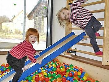 Sehr beliebt: Zum Bällebad gehört eine kleine Rutsche.