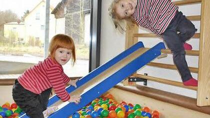 Sehr beliebt: Zum Bällebad gehört eine kleine Rutsche.