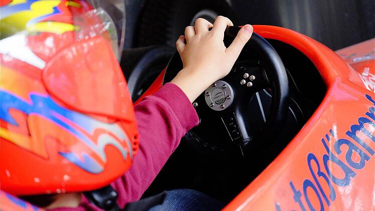 Wie im richtigen Formel-Rennwagen geht es beim AMSC im Fahrsimulator auf große Strecken.  Foto: Gerd Schaar